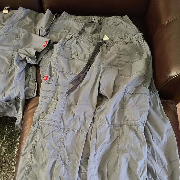 Women's scrubs size medium - Picture 3 of 3